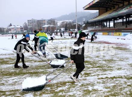 Fussball Bundesliga. RZ Pellets WAC. Schneeraeumung Lavanttal Arena. Wolfsberg, am 25.2.2013.
Foto: Kuess
---
pressefotos, pressefotografie, kuess, qs, qspictures, sport, bild, bilder, bilddatenbank