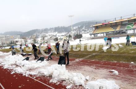 Fussball Bundesliga. RZ Pellets WAC. Schneeraeumung Lavanttal Arena. Wolfsberg, am 25.2.2013.
Foto: Kuess
---
pressefotos, pressefotografie, kuess, qs, qspictures, sport, bild, bilder, bilddatenbank