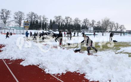 Fussball Bundesliga. RZ Pellets WAC. Schneeraeumung Lavanttal Arena. Wolfsberg, am 25.2.2013.
Foto: Kuess
---
pressefotos, pressefotografie, kuess, qs, qspictures, sport, bild, bilder, bilddatenbank