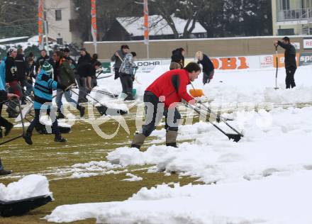 Fussball Bundesliga. RZ Pellets WAC. Schneeraeumung Lavanttal Arena. Wolfsberg, am 25.2.2013.
Foto: Kuess
---
pressefotos, pressefotografie, kuess, qs, qspictures, sport, bild, bilder, bilddatenbank