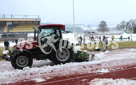 Fussball Bundesliga. RZ Pellets WAC. Schneeraeumung Lavanttal Arena. Wolfsberg, am 25.2.2013.
Foto: Kuess
---
pressefotos, pressefotografie, kuess, qs, qspictures, sport, bild, bilder, bilddatenbank