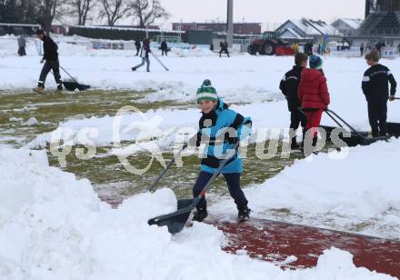 Fussball Bundesliga. RZ Pellets WAC. Schneeraeumung Lavanttal Arena. Wolfsberg, am 25.2.2013.
Foto: Kuess
---
pressefotos, pressefotografie, kuess, qs, qspictures, sport, bild, bilder, bilddatenbank