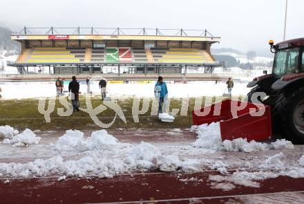 Fussball Bundesliga. RZ Pellets WAC. Schneeraeumung Lavanttal Arena. Wolfsberg, am 25.2.2013.
Foto: Kuess
---
pressefotos, pressefotografie, kuess, qs, qspictures, sport, bild, bilder, bilddatenbank