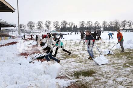 Fussball Bundesliga. RZ Pellets WAC. Schneeraeumung Lavanttal Arena. Wolfsberg, am 25.2.2013.
Foto: Kuess
---
pressefotos, pressefotografie, kuess, qs, qspictures, sport, bild, bilder, bilddatenbank