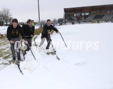 Fussball Bundesliga. RZ Pellets WAC. Schneeraeumung Lavanttal Arena. Wolfsberg, am 25.2.2013.
Foto: Kuess
---
pressefotos, pressefotografie, kuess, qs, qspictures, sport, bild, bilder, bilddatenbank