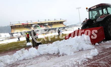 Fussball Bundesliga. RZ Pellets WAC. Schneeraeumung Lavanttal Arena. Wolfsberg, am 25.2.2013.
Foto: Kuess
---
pressefotos, pressefotografie, kuess, qs, qspictures, sport, bild, bilder, bilddatenbank