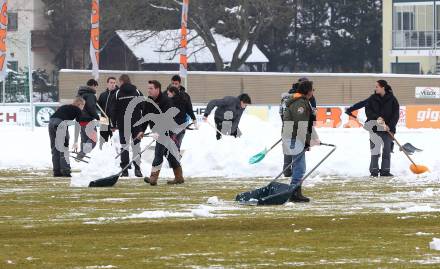 Fussball Bundesliga. RZ Pellets WAC. Schneeraeumung Lavanttal Arena. Wolfsberg, am 25.2.2013.
Foto: Kuess
---
pressefotos, pressefotografie, kuess, qs, qspictures, sport, bild, bilder, bilddatenbank