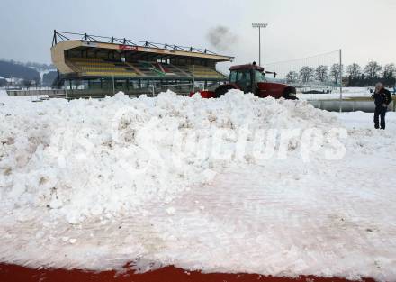 Fussball Bundesliga. RZ Pellets WAC. Schneeraeumung Lavanttal Arena. Wolfsberg, am 25.2.2013.
Foto: Kuess
---
pressefotos, pressefotografie, kuess, qs, qspictures, sport, bild, bilder, bilddatenbank