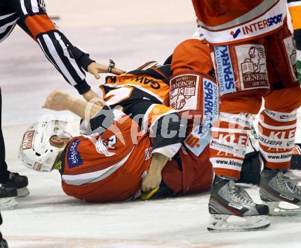 EBEL. Eishockey Bundesliga. EC KAC gegen Moser Medical Graz 99ers. Rauferei Mike Siklenka,  (KAC), Jean-Michel Daoust (Graz).. Klagenfurt, am 1.3.2013.
Foto: Kuess 


---
pressefotos, pressefotografie, kuess, qs, qspictures, sport, bild, bilder, bilddatenbank