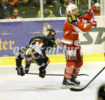 EBEL. Eishockey Bundesliga. EC KAC gegen Moser Medical Graz 99ers. Thomas Koch,  (KAC), Bob Wren (Graz). Klagenfurt, am 1.3.2013.
Foto: Kuess 


---
pressefotos, pressefotografie, kuess, qs, qspictures, sport, bild, bilder, bilddatenbank