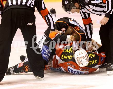 EBEL. Eishockey Bundesliga. EC KAC gegen Moser Medical Graz 99ers. Rauferei Mike Siklenka,  (KAC), Jean-Michel Daoust (Graz). Klagenfurt, am 1.3.2013.
Foto: Kuess 


---
pressefotos, pressefotografie, kuess, qs, qspictures, sport, bild, bilder, bilddatenbank