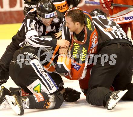 EBEL. Eishockey Bundesliga. EC KAC gegen Moser Medical Graz 99ers. Rauferei Tomislav Zanoski,  (KAC),  Kristof Reinthaler (Graz). Klagenfurt, am 1.3.2013.
Foto: Kuess 


---
pressefotos, pressefotografie, kuess, qs, qspictures, sport, bild, bilder, bilddatenbank