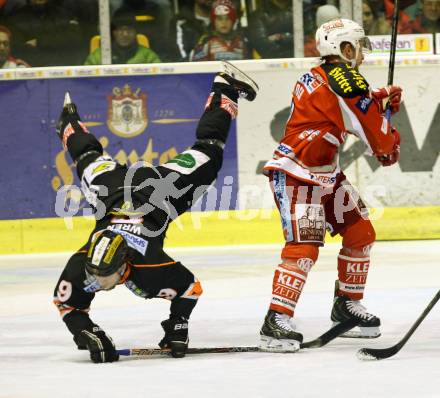 EBEL. Eishockey Bundesliga. EC KAC gegen Moser Medical Graz 99ers. Thomas Koch,  (KAC), Bob Wren (Graz). Klagenfurt, am 1.3.2013.
Foto: Kuess 


---
pressefotos, pressefotografie, kuess, qs, qspictures, sport, bild, bilder, bilddatenbank