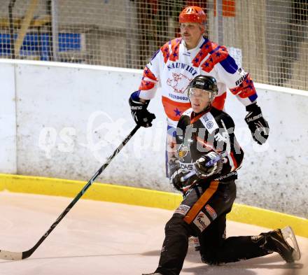 Eishockeycup. Ducks gegen Narren Steindorf. Wolfgang Korb (Ducks), Stefan Platzner (Steindorf). Steindorf, 2.3.2013.
Foto: Kuess
---
pressefotos, pressefotografie, kuess, qs, qspictures, sport, bild, bilder, bilddatenbank