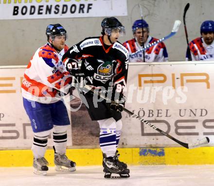 Eishockeycup. Ducks gegen Narren Steindorf. Thomas Naschenweng  (Ducks), Florian Augustin (Steindorf). Steindorf, 2.3.2013.
Foto: Kuess
---
pressefotos, pressefotografie, kuess, qs, qspictures, sport, bild, bilder, bilddatenbank