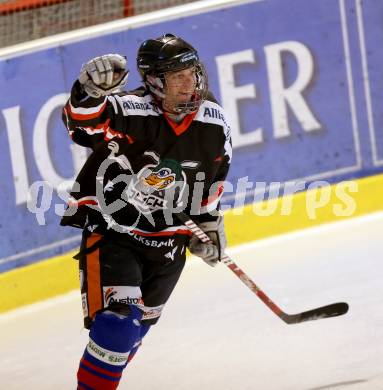 Eishockeycup. Ducks gegen Narren Steindorf. Torjubel Thomas Brunner (Ducks). Steindorf, 2.3.2013.
Foto: Kuess
---
pressefotos, pressefotografie, kuess, qs, qspictures, sport, bild, bilder, bilddatenbank