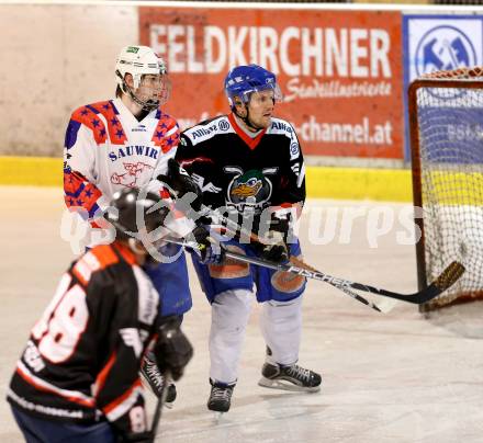 Eishockeycup. Ducks gegen Narren Steindorf. Christian Rossbacher  (Ducks), Lukas Peterschitz (Steindorf). Steindorf, 2.3.2013.
Foto: Kuess
---
pressefotos, pressefotografie, kuess, qs, qspictures, sport, bild, bilder, bilddatenbank