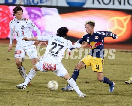 Fussball. Bundesliga. RZ Pellets WAC gegen  FC Red Bull Salzburg.  Dario Baldauf, Michele Polverino, (WAC),  Kevin Kampl  (Salzburg). Wolfsberg, 6.3.2013.
Foto: Kuess

---
pressefotos, pressefotografie, kuess, qs, qspictures, sport, bild, bilder, bilddatenbank