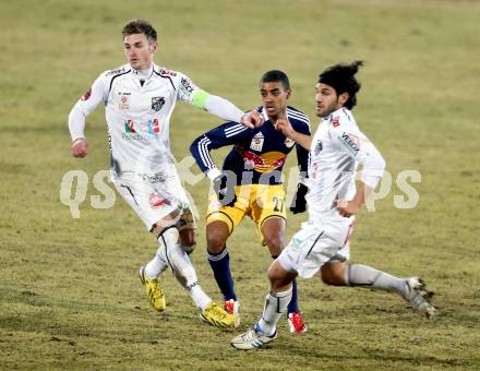 Fussball. Bundesliga. RZ Pellets WAC gegen  FC Red Bull Salzburg.  Michael Sollbauer, Michele Polverino,  (WAC), Borges de Carvalho Alan Douglas  (Salzburg). Wolfsberg, 6.3.2013.
Foto: Kuess

---
pressefotos, pressefotografie, kuess, qs, qspictures, sport, bild, bilder, bilddatenbank