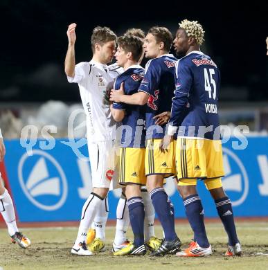 Fussball. Bundesliga. RZ Pellets WAC gegen  FC Red Bull Salzburg.   Boris Huettenbrenner,  (WAC), Franz Schiemer, Stefan Ilsanker, Isaac Vorsah (Salzburg). Wolfsberg, 6.3.2013.
Foto: Kuess

---
pressefotos, pressefotografie, kuess, qs, qspictures, sport, bild, bilder, bilddatenbank