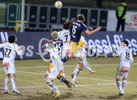 Fussball. Bundesliga. RZ Pellets WAC gegen  FC Red Bull Salzburg.  Dario Baldauf, (WAC), Franz Schiemer   (Salzburg). Wolfsberg, 6.3.2013.
Foto: Kuess

---
pressefotos, pressefotografie, kuess, qs, qspictures, sport, bild, bilder, bilddatenbank