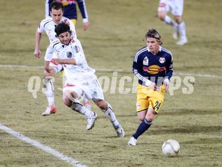 Fussball. Bundesliga. RZ Pellets WAC gegen  FC Red Bull Salzburg.  Michele Polverino,  (WAC), Christoph Leitgeb  (Salzburg). Wolfsberg, 6.3.2013.
Foto: Kuess

---
pressefotos, pressefotografie, kuess, qs, qspictures, sport, bild, bilder, bilddatenbank