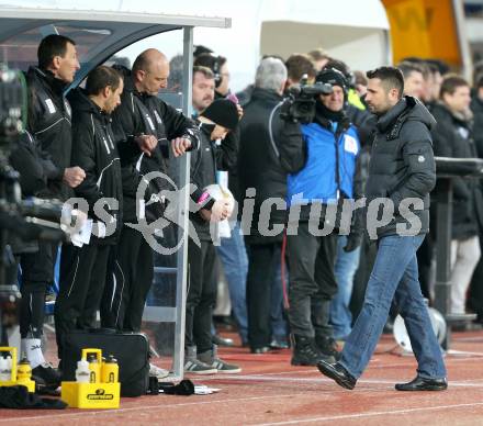 Fussball. Bundesliga. RZ Pellets WAC gegen SK Rapid Wien. Betreuerbank, Tormanntrainer Adi Preschern, Co-Trainer Poms...., Co-Trainer Slobodan Grubor, Trainer Nenad Bjelica (WAC). Wolfsberg, 3.3.2013.
Foto: Kuess

---
pressefotos, pressefotografie, kuess, qs, qspictures, sport, bild, bilder, bilddatenbank