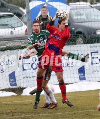 Fussball Regionalliga. SAK gegen Feldkirchen SV. Marcel Reichmann,  (SAK), David Hebenstreit (Feldkirchen). Klagenfurt, 9.3.2013.
Foto: Kuess
---
pressefotos, pressefotografie, kuess, qs, qspictures, sport, bild, bilder, bilddatenbank