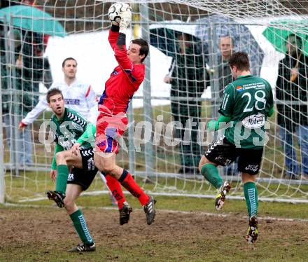 Fussball Regionalliga. SAK gegen Feldkirchen SV. Marcel Reichmann,  (SAK), David Hebenstreit, Florian Hausdorfer (Feldkirchen). Klagenfurt, 9.3.2013.
Foto: Kuess
---
pressefotos, pressefotografie, kuess, qs, qspictures, sport, bild, bilder, bilddatenbank