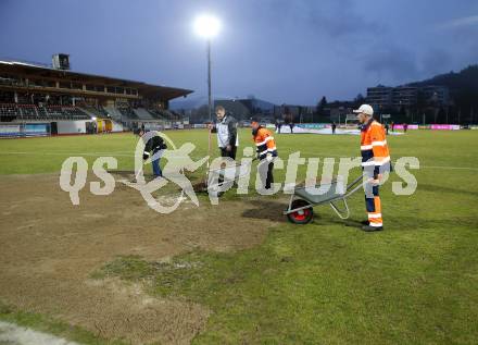 Fussball Bundesliga. RZ Pellets WAC gegen Mattersburg. Spielplatzkommissionierung. Regenwasser im Strafraum. Wolfsberg, am 13.3.2013.
Foto: Kuess
---
pressefotos, pressefotografie, kuess, qs, qspictures, sport, bild, bilder, bilddatenbank