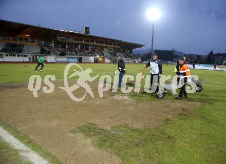 Fussball Bundesliga. RZ Pellets WAC gegen Mattersburg. Spielplatzkommissionierung. Regenwasser im Strafraum. Wolfsberg, am 13.3.2013.
Foto: Kuess
---
pressefotos, pressefotografie, kuess, qs, qspictures, sport, bild, bilder, bilddatenbank