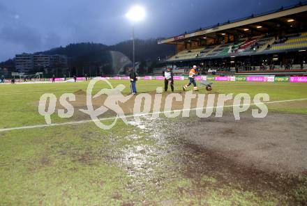 Fussball Bundesliga. RZ Pellets WAC gegen Mattersburg. Spielplatzkommissionierung. Regenwasser im Strafraum. Wolfsberg, am 13.3.2013.
Foto: Kuess
---
pressefotos, pressefotografie, kuess, qs, qspictures, sport, bild, bilder, bilddatenbank