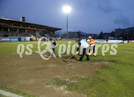 Fussball Bundesliga. RZ Pellets WAC gegen Mattersburg. Spielplatzkommissionierung. Regenwasser im Strafraum. Wolfsberg, am 13.3.2013.
Foto: Kuess
---
pressefotos, pressefotografie, kuess, qs, qspictures, sport, bild, bilder, bilddatenbank