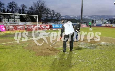 Fussball Bundesliga. RZ Pellets WAC gegen Mattersburg. Spielplatzkommissionierung. Regenwasser im Strafraum. Wolfsberg, am 13.3.2013.
Foto: Kuess
---
pressefotos, pressefotografie, kuess, qs, qspictures, sport, bild, bilder, bilddatenbank