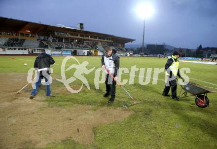 Fussball Bundesliga. RZ Pellets WAC gegen Mattersburg. Spielplatzkommissionierung. Regenwasser im Strafraum. Wolfsberg, am 13.3.2013.
Foto: Kuess
---
pressefotos, pressefotografie, kuess, qs, qspictures, sport, bild, bilder, bilddatenbank