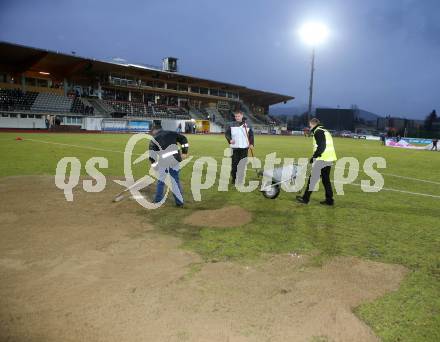 Fussball Bundesliga. RZ Pellets WAC gegen Mattersburg. Spielplatzkommissionierung. Regenwasser im Strafraum. Wolfsberg, am 13.3.2013.
Foto: Kuess
---
pressefotos, pressefotografie, kuess, qs, qspictures, sport, bild, bilder, bilddatenbank