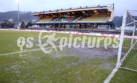 Fussball Bundesliga. RZ Pellets WAC gegen Mattersburg. Spielplatzkommissionierung. Regenwasser im Strafraum. Wolfsberg, am 13.3.2013.
Foto: Kuess
---
pressefotos, pressefotografie, kuess, qs, qspictures, sport, bild, bilder, bilddatenbank