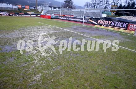 Fussball Bundesliga. RZ Pellets WAC gegen Mattersburg. Spielplatzkommissionierung. Regenwasser im Strafraum. Wolfsberg, am 13.3.2013.
Foto: Kuess
---
pressefotos, pressefotografie, kuess, qs, qspictures, sport, bild, bilder, bilddatenbank