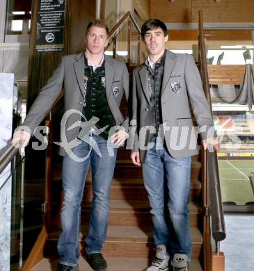 Fussball Bundesliga. RZ Pellets WAC. Neueinkleidung mit Trachtenjacken.  Christian Thonhofer, David De Paula. Wolfsberg, 15.3.2013.
Foto: Kuess
---
pressefotos, pressefotografie, kuess, qs, qspictures, sport, bild, bilder, bilddatenbank