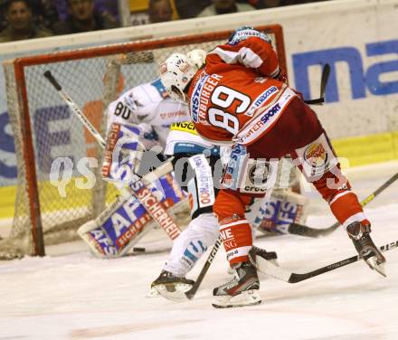 EBEL. Eishockey Bundesliga. EC KAC gegen EHC Liwest Black Wings Linz.  Raphael Herburger, (KAC), David Leneveu  (Linz). Klagenfurt, am 15.3.2013.
Foto: Kuess 


---
pressefotos, pressefotografie, kuess, qs, qspictures, sport, bild, bilder, bilddatenbank