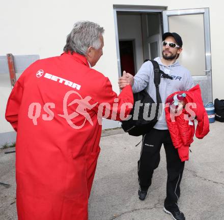 Eishockey. Bundesliga. KAC. Abfahrt mit dem KAC Bus nach Linz. Thomas Koch. Klagenfurt, 21.3.2013.
Foto: Kuess
---
pressefotos, pressefotografie, kuess, qs, qspictures, sport, bild, bilder, bilddatenbank