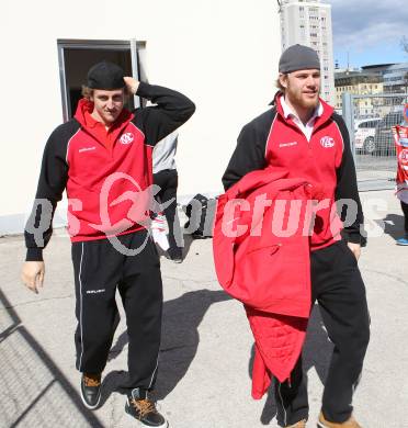 Eishockey. Bundesliga. KAC. Abfahrt mit dem KAC Bus nach Linz. Maximilian Isopp, Markus Pirmann. Klagenfurt, 21.3.2013.
Foto: Kuess
---
pressefotos, pressefotografie, kuess, qs, qspictures, sport, bild, bilder, bilddatenbank