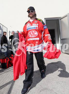 Eishockey. Bundesliga. KAC. Abfahrt mit dem KAC Bus nach Linz. John Lammers. Klagenfurt, 21.3.2013.
Foto: Kuess
---
pressefotos, pressefotografie, kuess, qs, qspictures, sport, bild, bilder, bilddatenbank