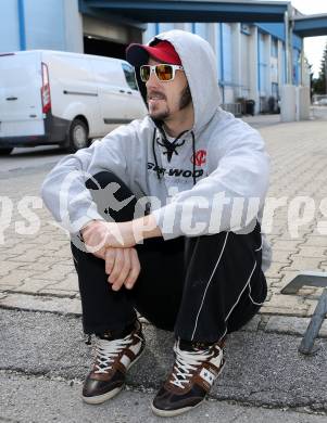 Eishockey. Bundesliga. KAC. Abfahrt mit dem KAC Bus nach Linz. Johannes Kirisits. Klagenfurt, 21.3.2013.
Foto: Kuess
---
pressefotos, pressefotografie, kuess, qs, qspictures, sport, bild, bilder, bilddatenbank