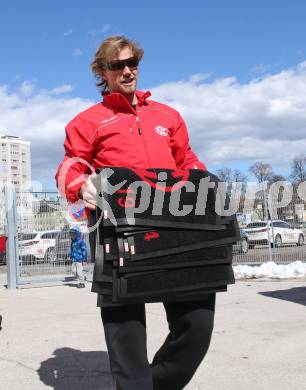 Eishockey. Bundesliga. KAC. Abfahrt mit dem KAC Bus nach Linz. Lundmark Jamie. Klagenfurt, 21.3.2013.
Foto: Kuess
---
pressefotos, pressefotografie, kuess, qs, qspictures, sport, bild, bilder, bilddatenbank