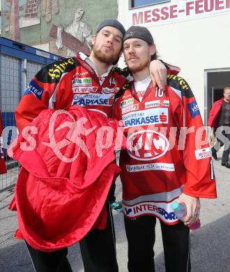 Eishockey. Bundesliga. KAC. Abfahrt mit dem KAC Bus nach Linz. Markus Pirmann, Tyler Scofield. Klagenfurt, 21.3.2013.
Foto: Kuess
---
pressefotos, pressefotografie, kuess, qs, qspictures, sport, bild, bilder, bilddatenbank