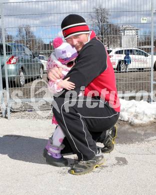 Eishockey. Bundesliga. KAC. Abfahrt mit dem KAC Bus nach Linz. Mike Siklenka mit Tochter Reyn. Klagenfurt, 21.3.2013.
Foto: Kuess
---
pressefotos, pressefotografie, kuess, qs, qspictures, sport, bild, bilder, bilddatenbank