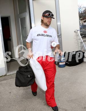 Eishockey. Bundesliga. KAC. Abfahrt mit dem KAC Bus nach Linz. John Lammers. Klagenfurt, 21.3.2013.
Foto: Kuess
---
pressefotos, pressefotografie, kuess, qs, qspictures, sport, bild, bilder, bilddatenbank