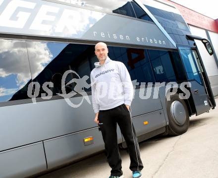 Eishockey. Bundesliga. KAC. Abfahrt mit dem KAC Bus nach Linz. CHRISTER OLSSON,TRAINER. Klagenfurt, 21.3.2013.
Foto: Kuess
---
pressefotos, pressefotografie, kuess, qs, qspictures, sport, bild, bilder, bilddatenbank