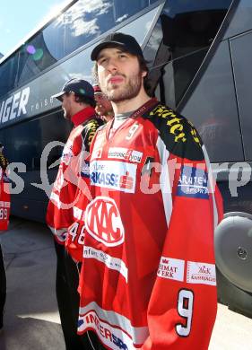 Eishockey. Bundesliga. KAC. Abfahrt mit dem KAC Bus nach Linz. Tyler Spurgeon. Klagenfurt, 21.3.2013.
Foto: Kuess
---
pressefotos, pressefotografie, kuess, qs, qspictures, sport, bild, bilder, bilddatenbank